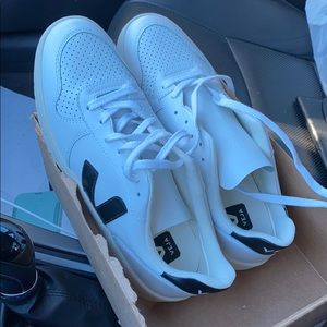 Veja V-10 NWOT euro 41/ US 10